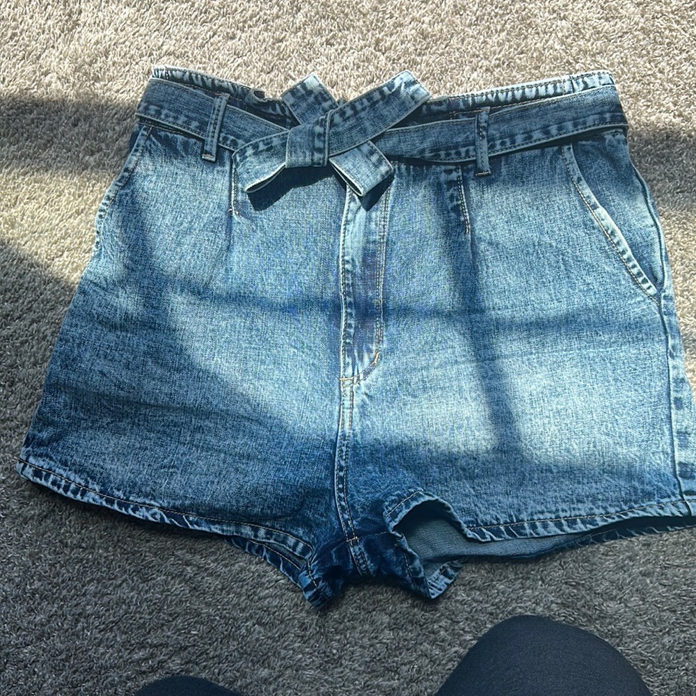 Vintage high wasted jean shorts with stylish bow
